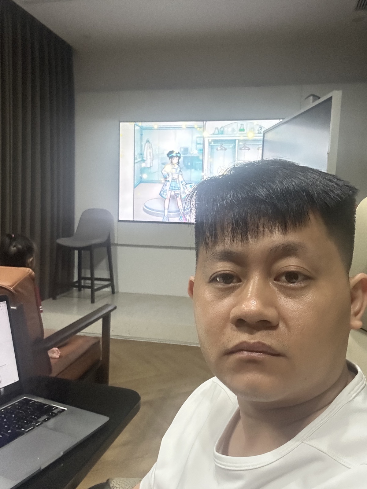 Tôi ngồi làm việc, con ngồi cạnh xem tivi